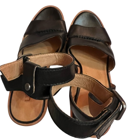 UGG Shoes - UGG CARINE BLACK LEATHER WEDGE HEEL SANDALS WOMEN'S Size 8